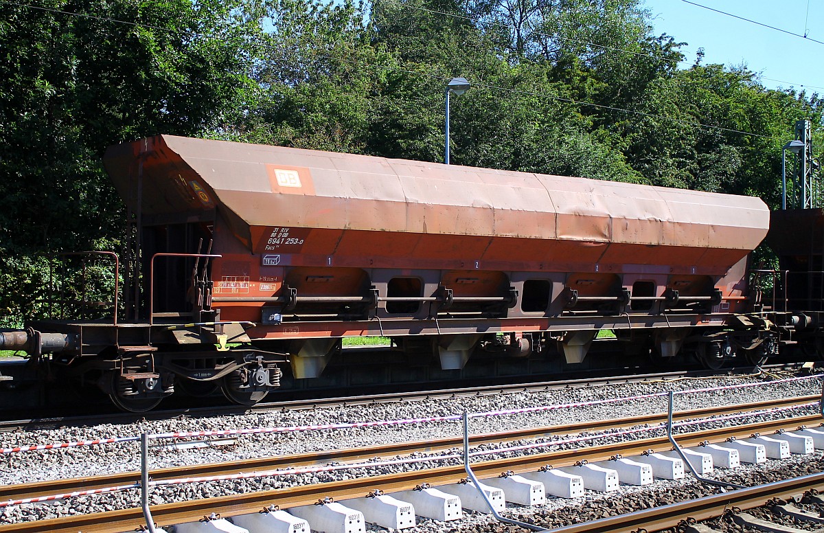 Nach dem DB Güterwagen-Katalog: Offene Schüttgutwagen mit dosierbarer Schwerkraftentladung und vier Radsätzen , registriert unter 31 80 6941 253-0 wurde dieser Güterwagen der Gattung F(acs)124 am 07.09.2015 in Schleswig eingesetzt.