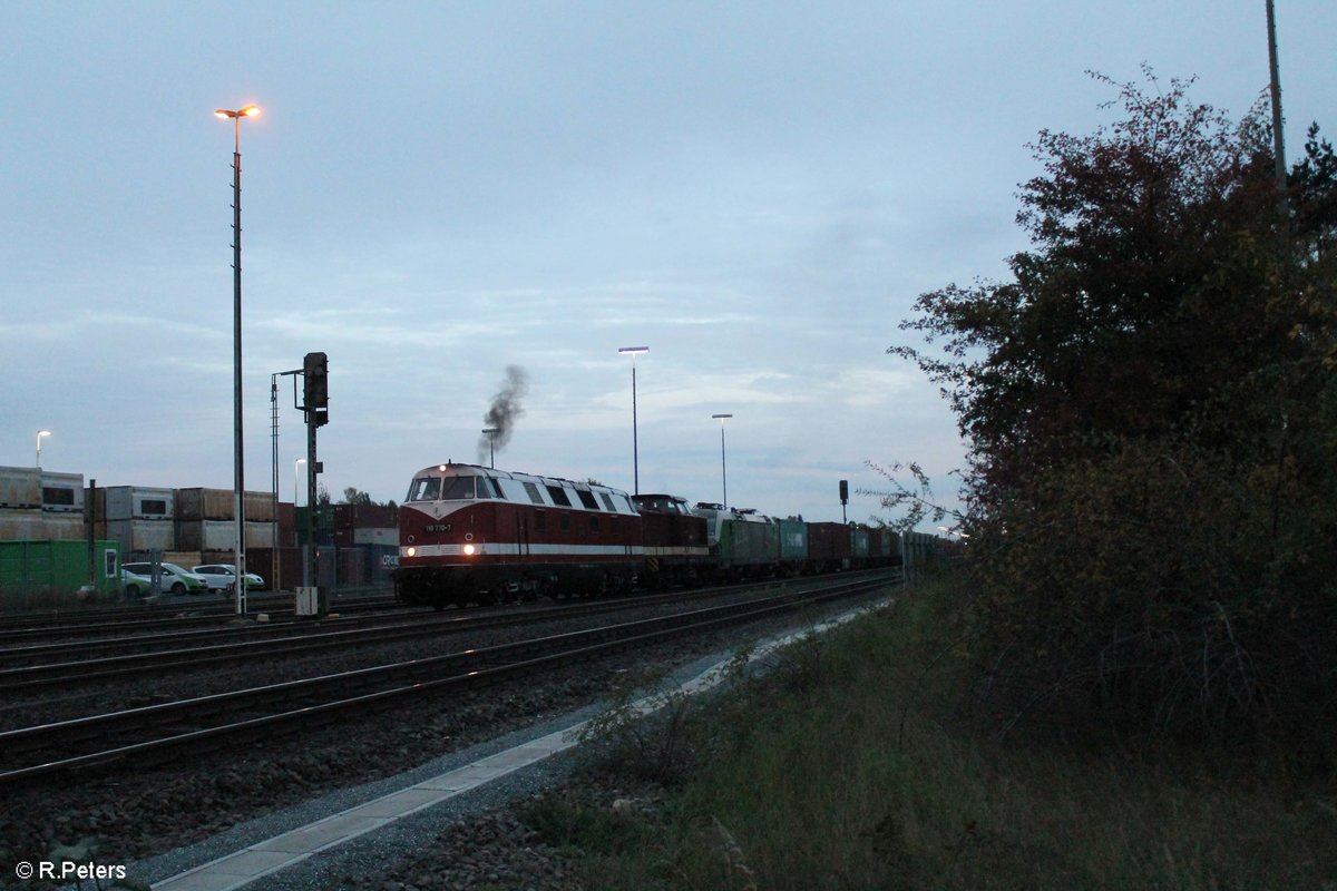 Nach dem der SETG ER20-01 den Containerzug Teil 2 samt Vectron 193 831  Christian Doppler  raus geholt hat setzten sich 118 770 und 204 237 an die Zugspitze und warten auf die Abfahrt nach Hof. 04.10.17