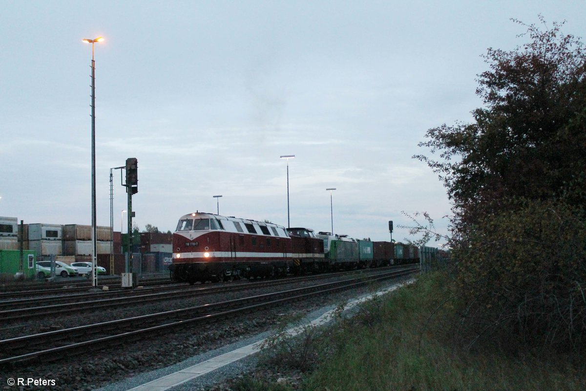 Nach dem der SETG ER20-01 den Containerzug Teil 2 samt Vectron 193 831  Christian Doppler  raus geholt hat setzten sich 118 770 und 204 237 an die Zugspitze und warten auf die Abfahrt nach Hof. 04.10.17