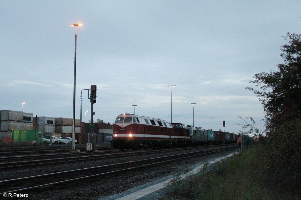 Nach dem der SETG ER20-01 den Containerzug Teil 2 samt Vectron 193 831  Christian Doppler  raus geholt hat setzten sich 118 770 und 204 237 an die Zugspitze und warten auf die Abfahrt nach Hof. 04.10.17