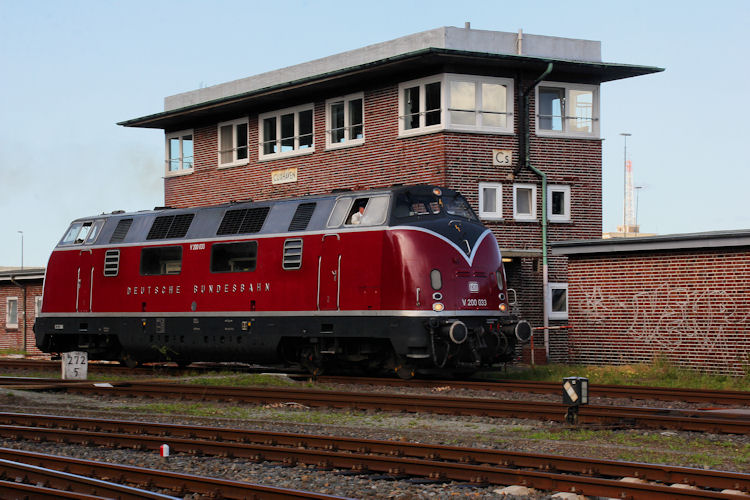 Nach dem Tanken Fuhr die V200 033 wieder zum Wagenpark um Ihn wieder in den Bahnhof zu Schieben. Dabei fuhr sie auch am Stellwerk Cuxhaven vorbei wo sie auch eine Gute Figur machte.

Weitere Bilder auf www.bahnfotokiste.com