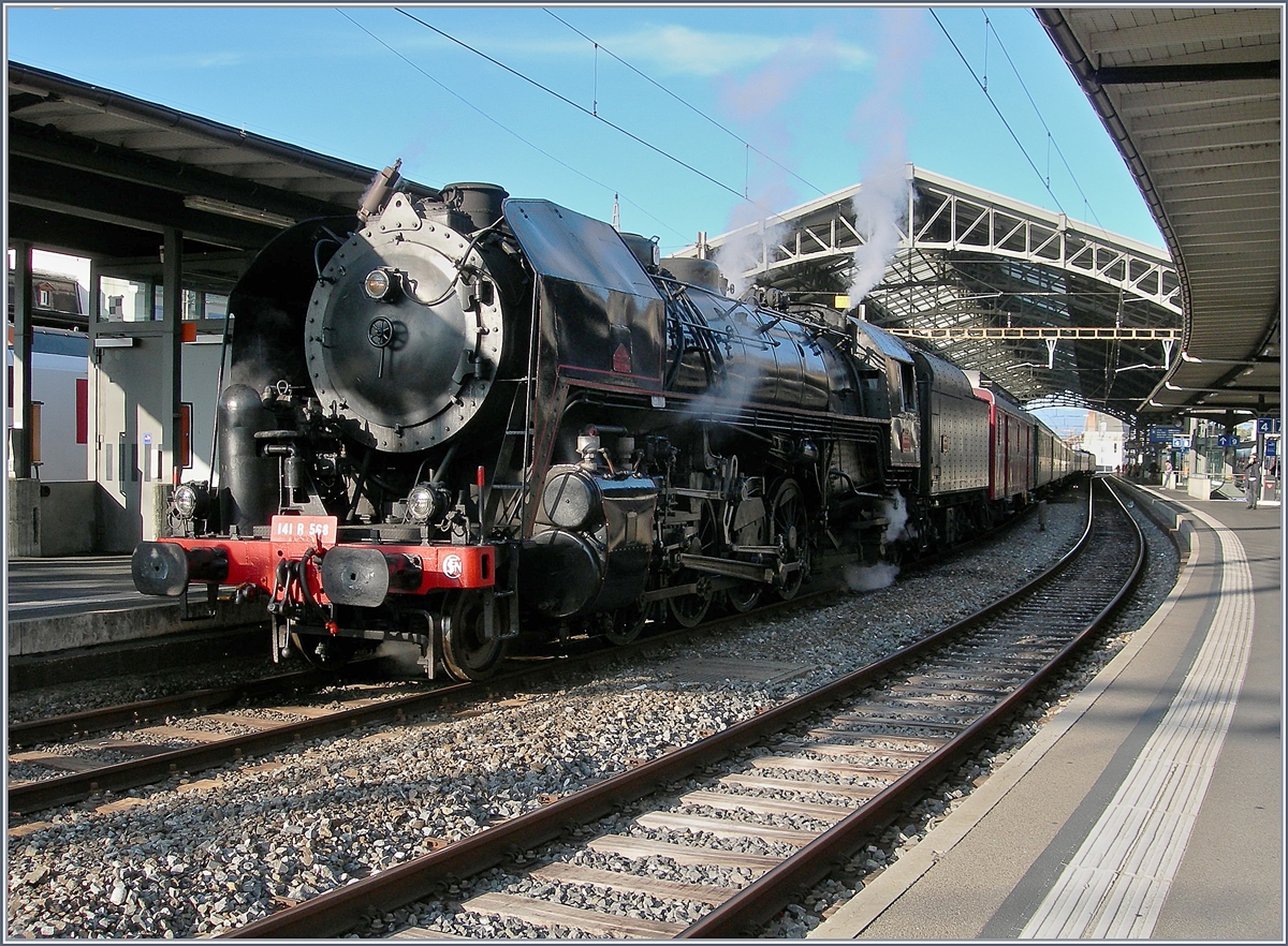 Nach dem tollen Gottharddampf von letzten Samstag verwhnte mich heute eine weitere Dampflok mit ihrer Erscheinung: die SNCF 141 R 568 kam von Vallorbe nach Lausanne um mit ihrem langen Sonderzug nach einem halbstndigen Aufenthalt Richtung Bern weiter zu fahren.
28. Okt. 2017