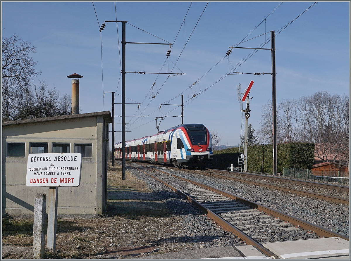 Nach ein-einhalb Minuten (genau 91 Sekunden) ist der etwas verkleckerte SBB LEX RABe 522 227  als SL2 auf dem Weg nach Annecy in St-Laurent eingetroffen, bez. durchgefahren, und zeigt sich nun beim Ausfahr-Signal. Auch hier sind die Fahrleitungsmasten aus der Anfangszeit des 50 Hertz Betriebs zu sehen, welcher auf dieser Strecke wurde und der vorgängig im Schwarzwald seinen Anfang nahm. 

12. Februar 2022