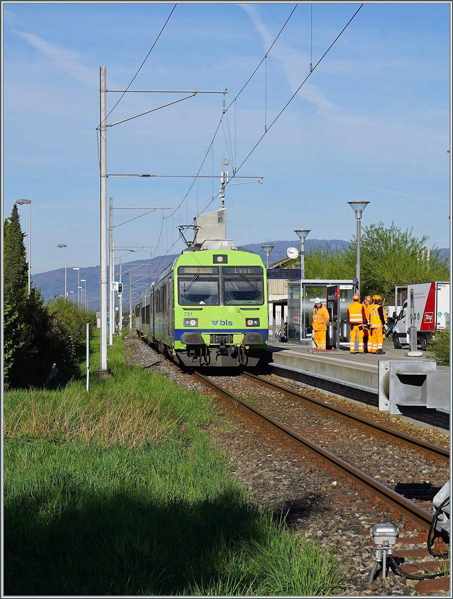 Nach einem kurzen Aufenthalt verlässt der der BLS RBDe 565 731 (94 85 7 565 731-7 CH-BLS) mit seinem Regionalzug Büren an der Aare in Richtung Lyss. 

19. April 2022