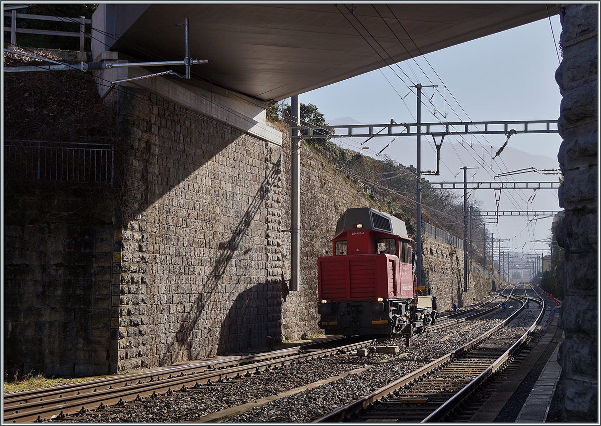 Nach einem längeren Halt vor dem (virtuellen) Einfahrsignal von Vevey, fährt der SBB Tm 234 120-4 nun in den Bahnhof ein. 

25. Februar 2021