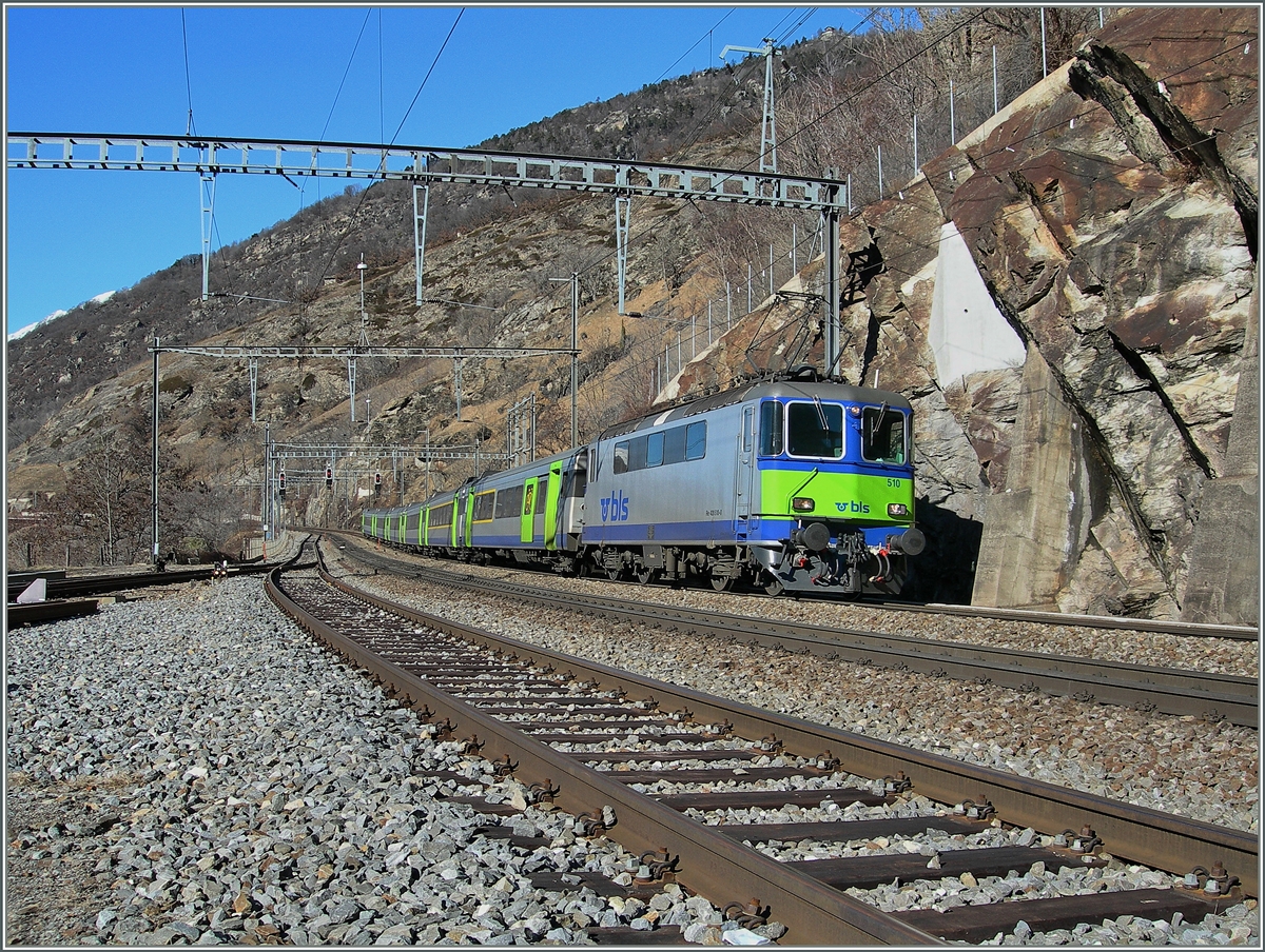 Nach der Eröffnung des LBT und vor der (verspäteten) Ablieferung der  Lötschberger  besorgten kurzzeitig Re 4/4 II mit EW III den RE Verkehr von Brig nach Spiez. Hier trifft ein solcher RE von Spiez kommend in Lalden ein.
9. Feb. 2008