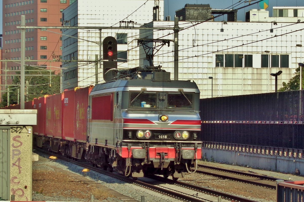 Nach etwa acht Jahre Z-Stellung wurde ex-NS 1618 reaktioviert und von CapTrain NL Töchter RailLogix gekauft. Hier durchfahrt sie mit der leider deaktivierter UBS-Geleen Containerzug Tilburg am 24 Augustus 2018.