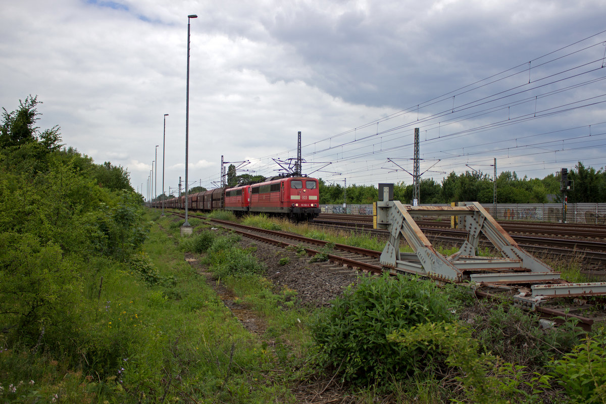 Nach ganz gewhnlichen DB-Loks sehen 151 150 und 151 058 aus, die hier am 13.06. bei Porz unterwegs sind. Doch seit dem 01.01.17 gehren sie, wie alle noch aktiven 151 und 155 Railpool und sind nur noch an die DB vermietet.