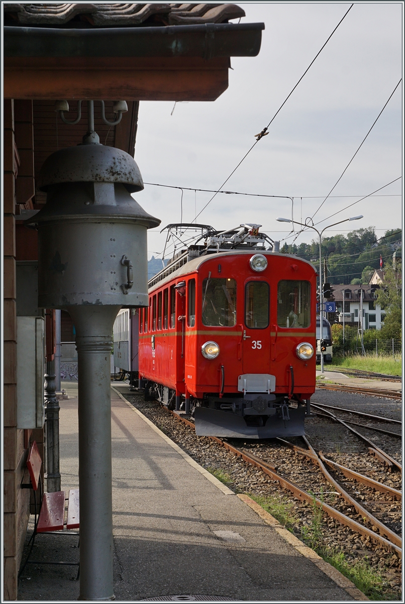 Nach der gelungen optischen Aufarbeitung ist der RhB ABe 4/4 I 35 der Blonay-Chamby Bahn nun auch technisch/mechanisch wieder im bestem Zustand und somit zu meiner Freude wieder zwischen Chamby und Blonay im Einsatz. Der ABe 4/4 I 35 hat als letzter Zug von Chaulin nach Blonay sein Ziel erreicht und nimmt nun für die (Leer)-Rückfahrt den in Blonay abgestellten MOB Reisezugwagen mit. 

4. Aug. 2024