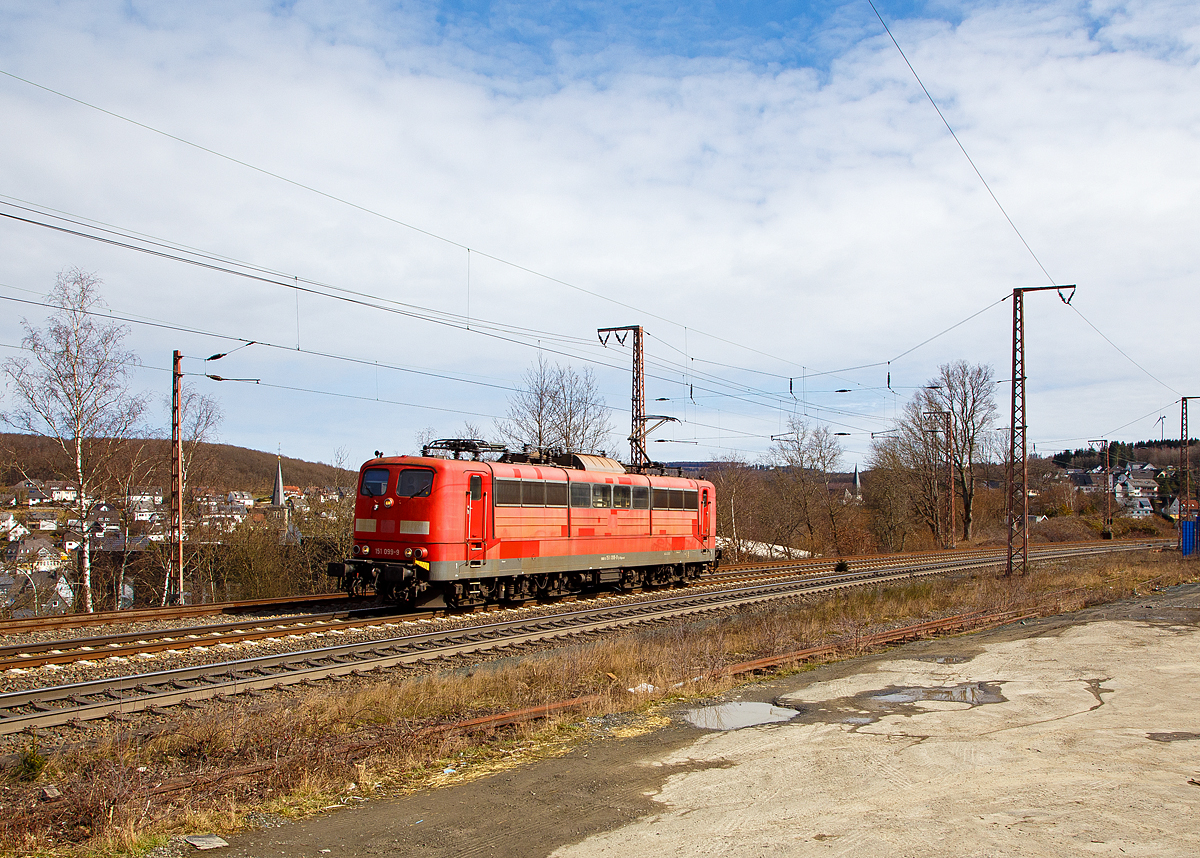 Nach getaner Arbeit vom Nachschieben wieder auf der Rcktour....
Die DB Cargo AG vermietete Railpool 151 099-9 (91 80 6151 099-9 D-Rpool), fhrt am 20.03.2021 als Lz durch Rudersdorf (Kr. Siegen) ber die Dillstrecke (KBS 445) in Richtung Kreuztal.

Die Lok wurde 1976 von Krupp unter der Fabriknummer 5349 gebaut und an die Deutsche Bundesbahn geliefert. Bis 31.12.2016 gehrte sie zur DB Cargo AG. Zum 01.01.2017 wurden je 100 sechsachsige elektrische Altbau-Lokomotiven der Baureihen 151 und 155 an ein Konsortium aus dem Lokvermieter Railpool verkauft. Die DB Cargo mietet daraufhin 100 Loks von Railpool wieder an. Die anderen Maschinen werden dem freien Markt angeboten.