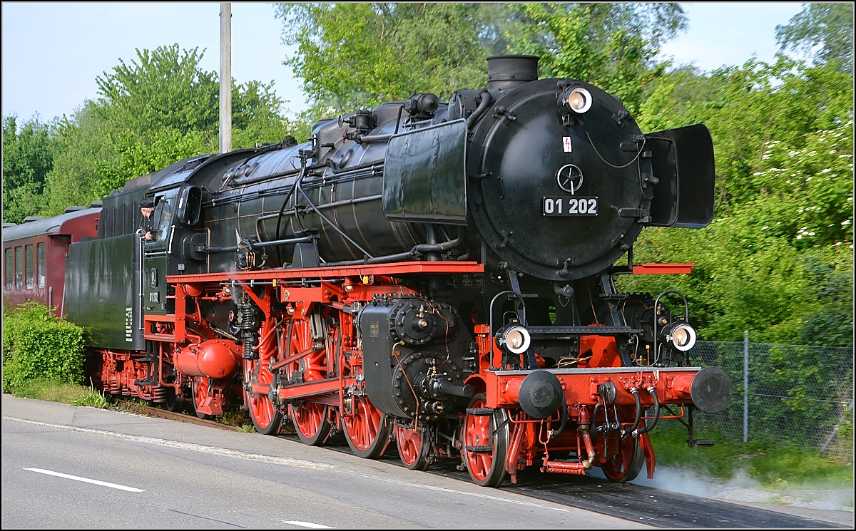 Nach getaner Arbeit, die Wgen werden auf den Gleisen, die einst dem Trajektverkehr dienten, abgestellt. Romanshorn, Mai 2015.