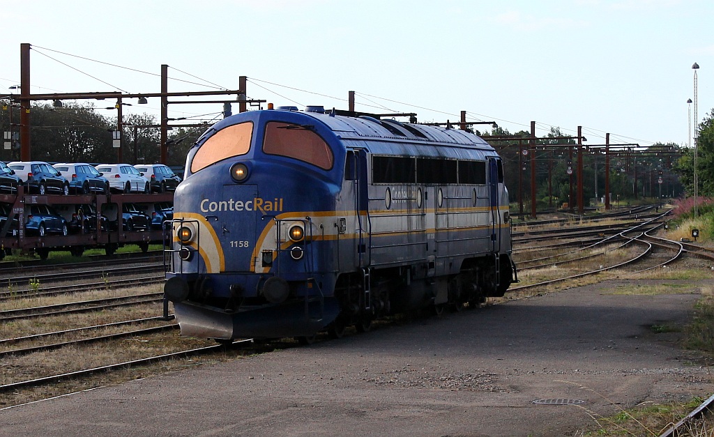 Nach ihrem Bauzugunfall Anfang 2013 wieder im Dienst dieselt die MY 1158 der ContecRail hier durch den teilweise gesperrten(marode Gleise)Gbf Bereich in Padborg. 14.08.2013