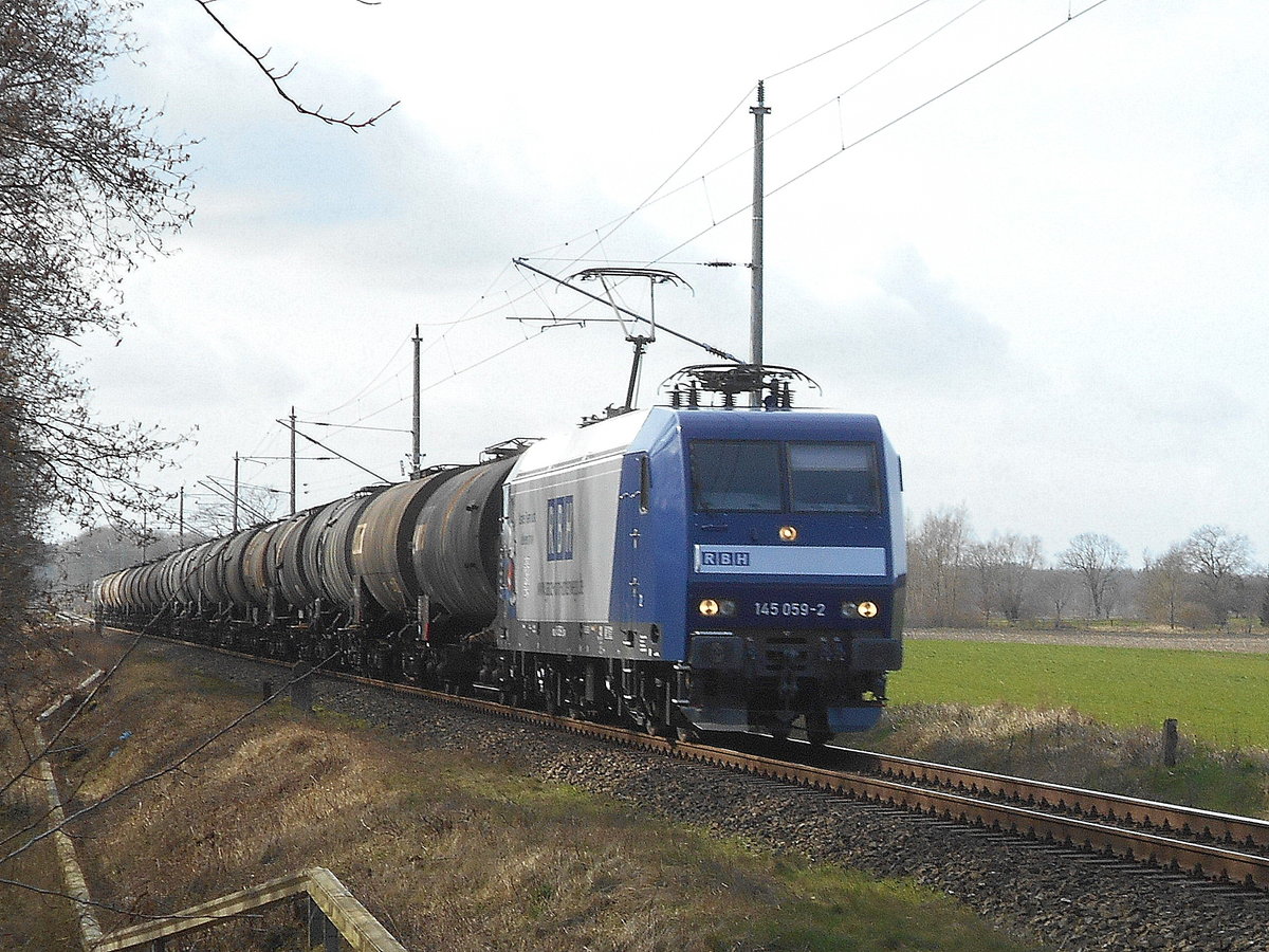 Nach einer kleinen Wettfahrt erwischte ich,kurz vor Ribnitz Damgarten,die RBH 145 059 mit einem Kesselzug in Neuhof am 10.Mrz 2019.