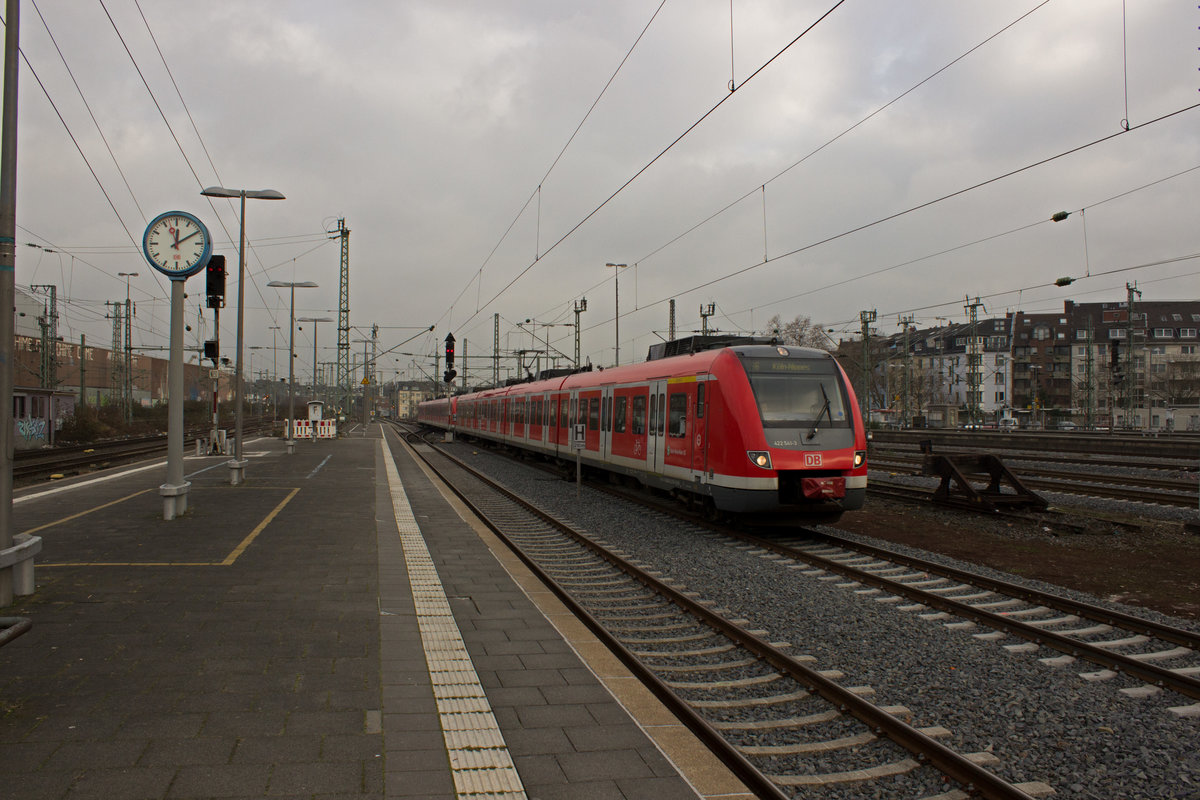 Nach Köln-Nippes fuhren am 28.12. 422 041 und ein baugleicher Triebwagen, als sie im Düsseldorfer Hauptbahnhof dem Fotografen begegneten.