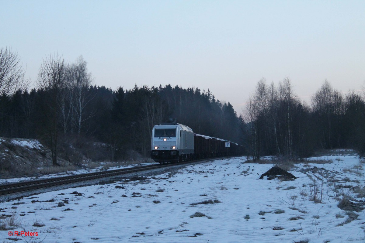 Nach der Kreuzung ging es weiter und 76 111 durchfährt den ehemaligen Bahnhof Seußen mit dem 48340 XTCH - Könitz Schrottzug. 21.02.15