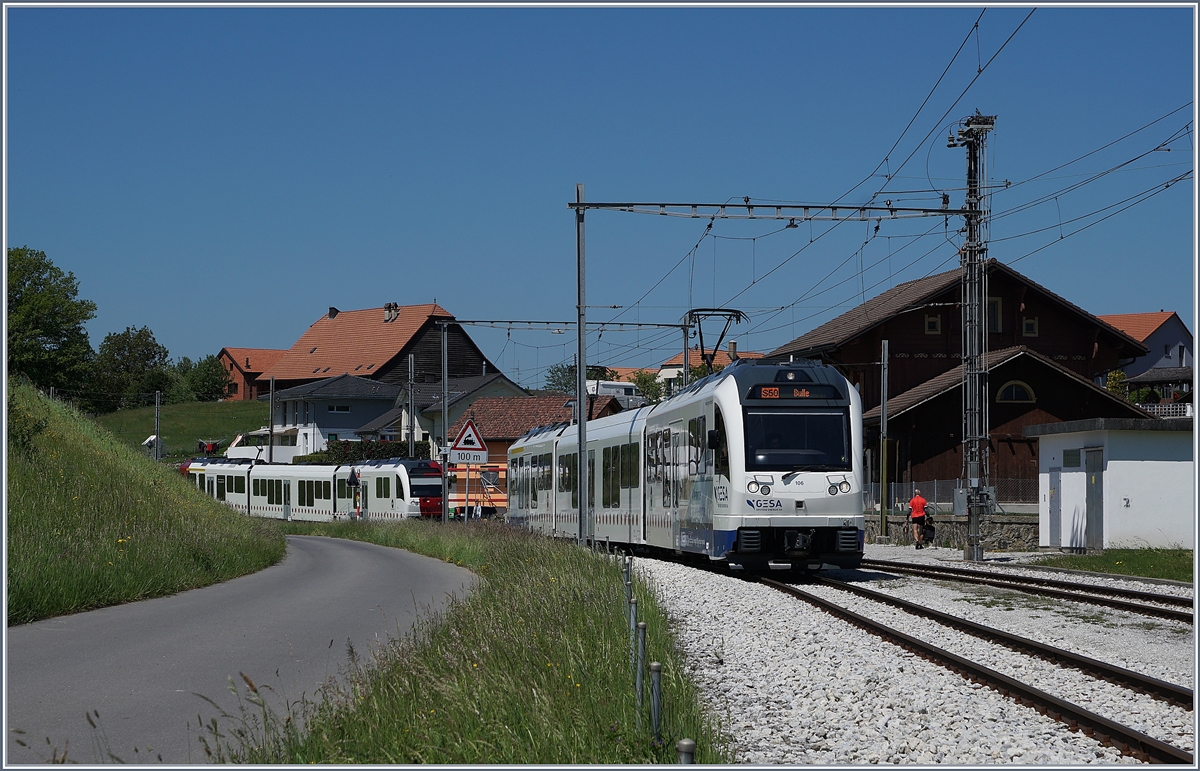 Nach der Kreuzung verlassen die beiden TPF Regionalzüge nach Palézieux (im Hintergrund ) und Bulle den Bahnhof von Vaulruz Sud. 

19. Mai 2020