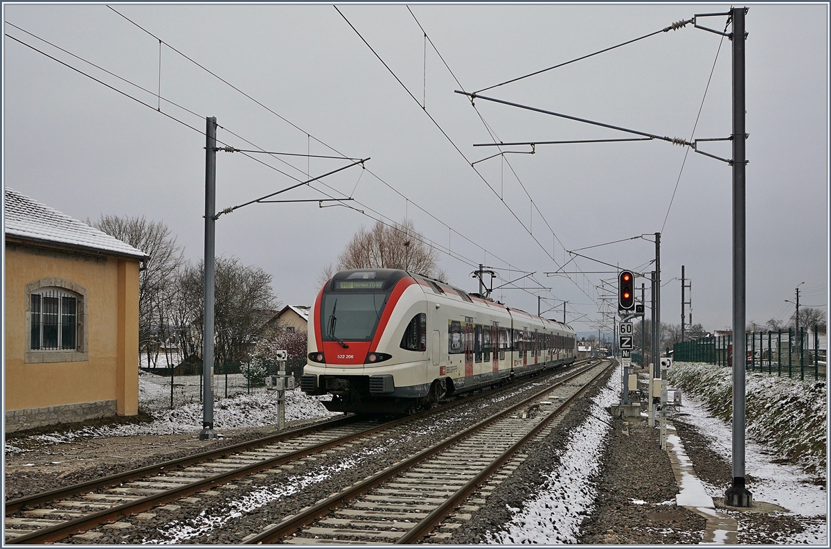 Nach Meroux fahrend, verlässt der SBB RABe 522 206 als RE 18176 nach einem kurzen Halt den Bahnhof von Grandvillars. 
11. Jan. 2019
