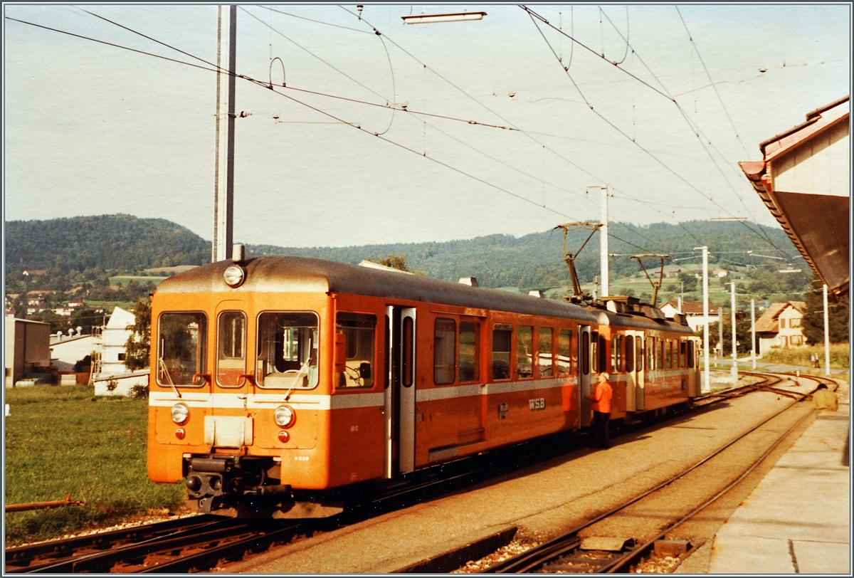 Nach den modernen, nicht gerade Licht verwhnten Bildern nun noch drei Bilder aus  alten  WSB  Zeiten. 

 Viertelstundentaktzge  lese ich in meinen Notizen zu diesen WSB Pendelzgen beim Halt in Gontenschwil. Die Gleisanlage hat sich etwas verndert, das Bahnhofsgebude, wenn auch heute (2022) unbedient, ist noch dasselbe wie 1984.

28. Sept. 1984