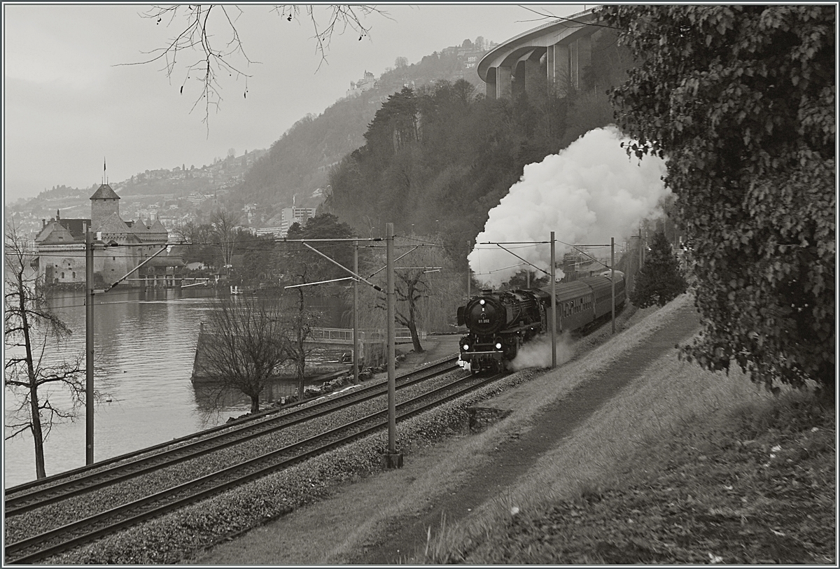 Nach einer Pause in Vevey ging die Fahrt der 01 202 weiter Richtung Wallis, vorbei am Château de Chillon.
18. Jan. 2014