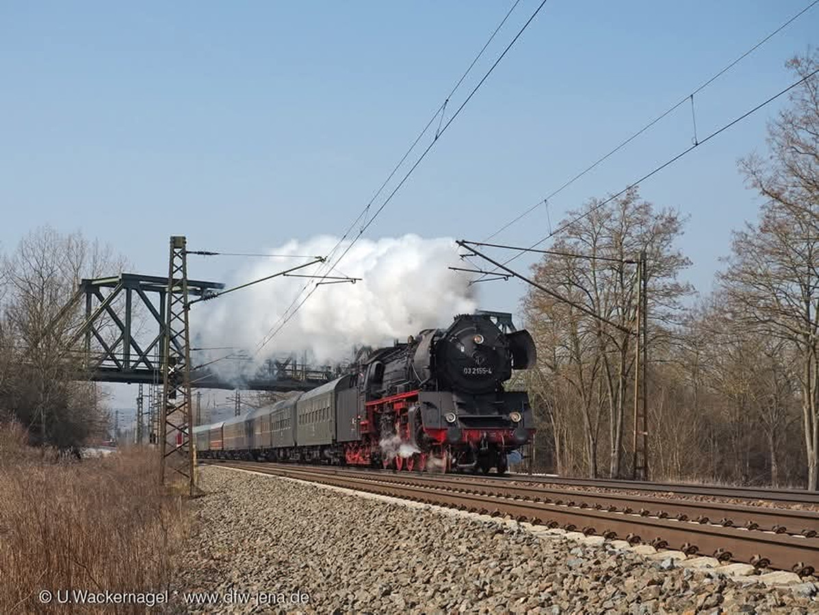 Nach einer Sonderfahrt für den Thüringer Eisenbahnverein e.V. überführte die WFL 03 2155 am 25.03.2018 den Leerpark zurück nach Nossen. Hier durchfährt sie gerade das Überführungsbauwerk der Strecke nach Zeitz in Naumburg (S). (Foto: Ulf Wackernagel)