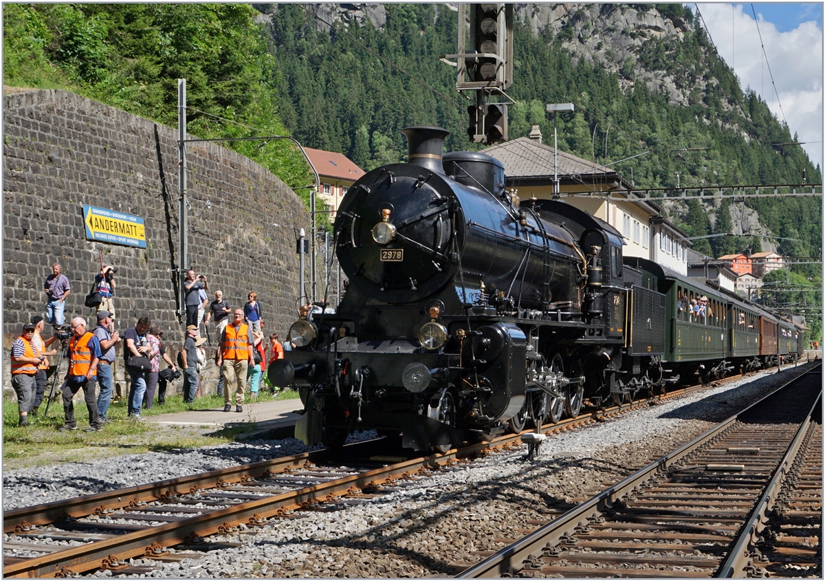 Nach der strengen Gotthard Bergfahrt ist die C 5/6 2978 in Göschenen eingetroffen und stillt nun ihren Durst am Wasserkran.
28. Juli 2016