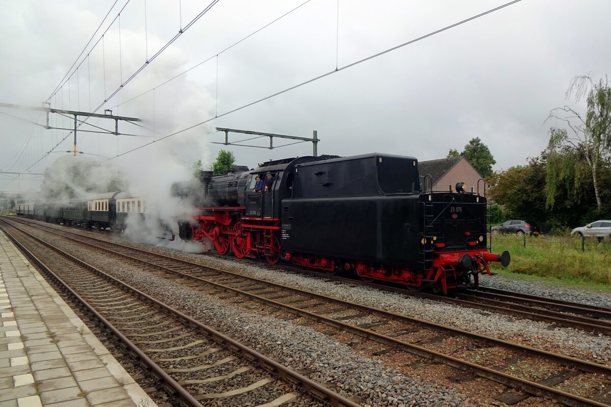 Nach Umlaufen steht VSM 23 076 -Tender vorn- vor den taglichen Dampfpendelzug in Dieren am 29 Augustus 2021.