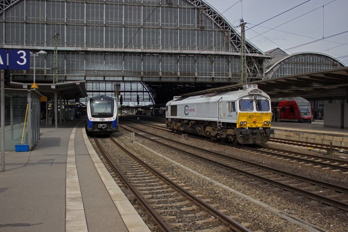 Nach wie vor mit der DB-internen Baureihe 247 durch die Gegend fahren die ECR-class 77, hier die 247 020, die im nationalen Fahrezugregister 266 420 heißt. Auch im Bild: 440 225 der NWB.