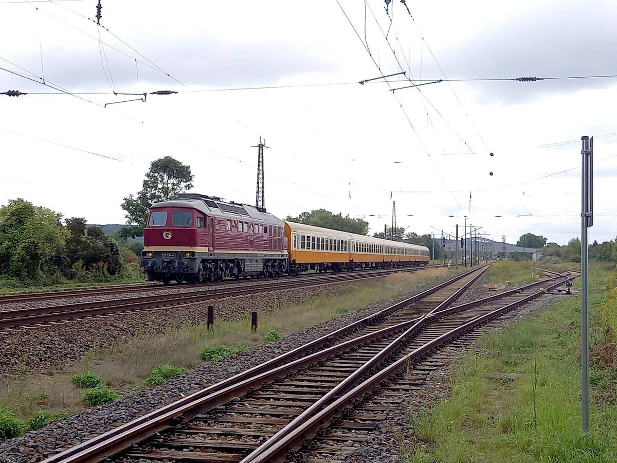 Nachdem der 129. Geburtstag der Naumburger Straßenbahn gefeiert wurde, brachte die EBS 132 334-4 ihren Sonderzug am 18.09.2021 wieder zurück nach Erfurt Hbf. Ausfahrt in Naumburg Hbf. (Foto: Peter Grauke)