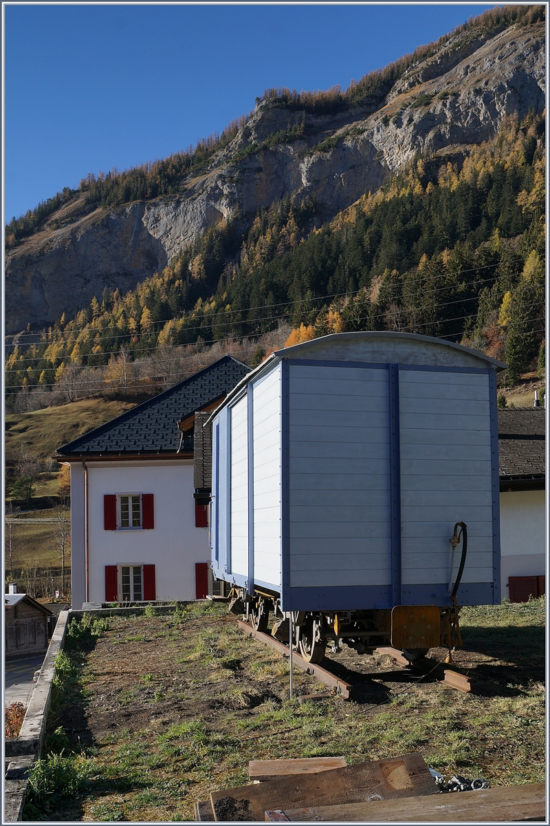 Nachdem am 27. Mai 1967 die Strecke der LLB (Leuk - Leukerbad Bahn) stillgelegt und recht rasch abgebaut und das Rollmetrial verschrottet oder (zum kleinen Teil) an die Blonay-Chamby Bahn ging, entdeckte ich heute auf dem Dach (!) der Gemeindeverwaltung von Imden diesen Güterwagen, der bei näherem hinschauen sogar auf einem kurzen Gleisstück steht. Weiss jemand näheres über diesen Güterwagen?
14. Nov. 2018