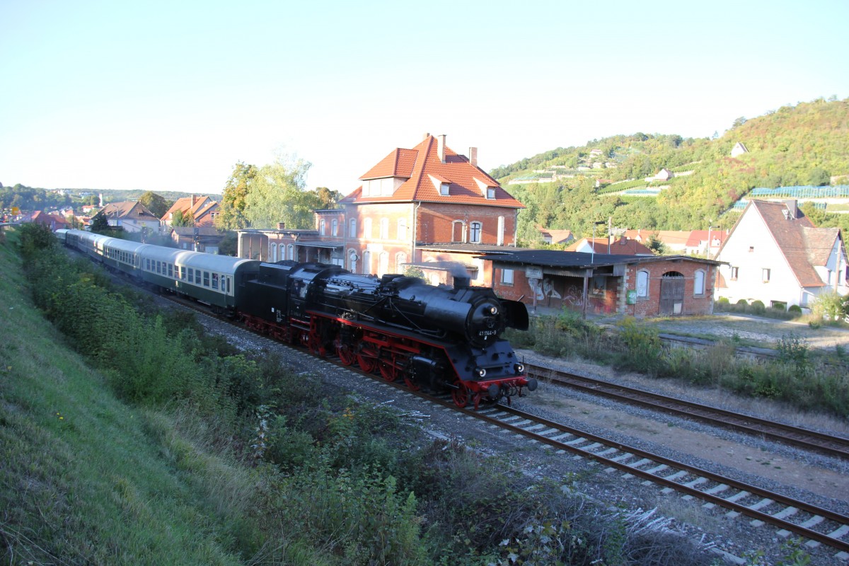 Nachdem am Hp Freyburg die Fahrg�ste wieder zugestiegen waren, ging es f�r die IGE Werrabahn 41 1144-9 mit dem RE 16195  Rotk�ppchen-Express I  zur�ck nach Altenburg. Hier zu sehen am 29.09.2013 im ehemaligen Bf Freyburg. (Foto: Wolfgang Krolop) 