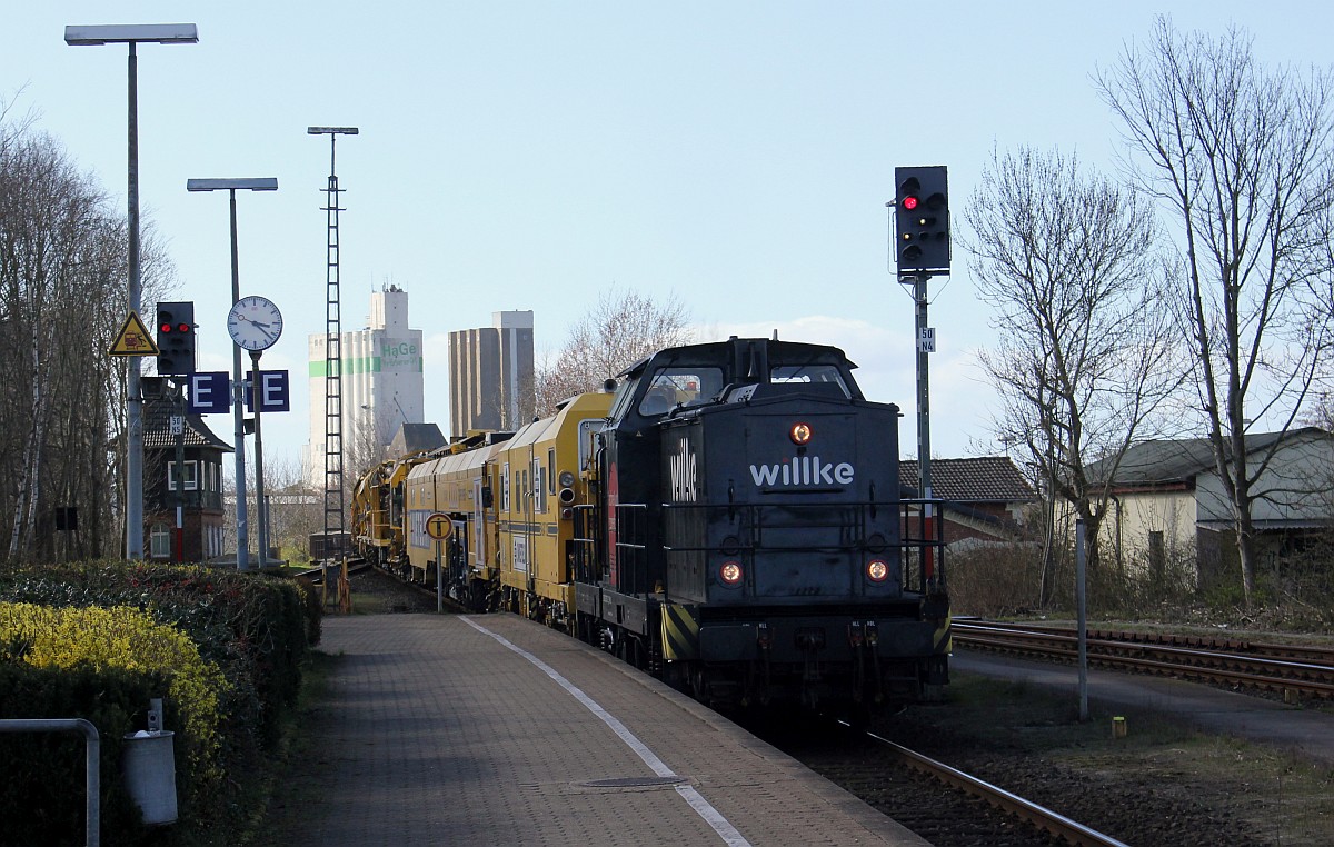 Nachdem auch die 203 501 von Willke umgesetzt hatte schob diese ihren Bauzug Richtung Bredstedt. Husum 31.03.2019