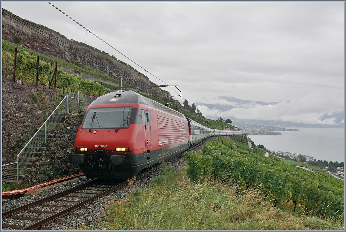 Nachdem beim Umleitungsverkehr via die  Train des Vignes  Strecke sich die SBB Re 460 089-6 mit ihrem RE 30630 an mir vorbeigequält hatte, um kurz ihre Fahrt und meine Fototour abzubrechen, war ich in der Folge bei weiteren Umleitungsverkehren nicht so erpicht auf einen weiteren Besuch der Strecke, insbesondere auch, da ich vermutete, die Re 460 Leistungen werden ausschliesslich durch RABe 511 abgedeckt. Die SBB Re 460 089-6 mit ihrem RE 30630 kurz vor dem Salanfe Tunnel (und der unfreiwilligen Entstation Lauvaux). 

29. August 2020