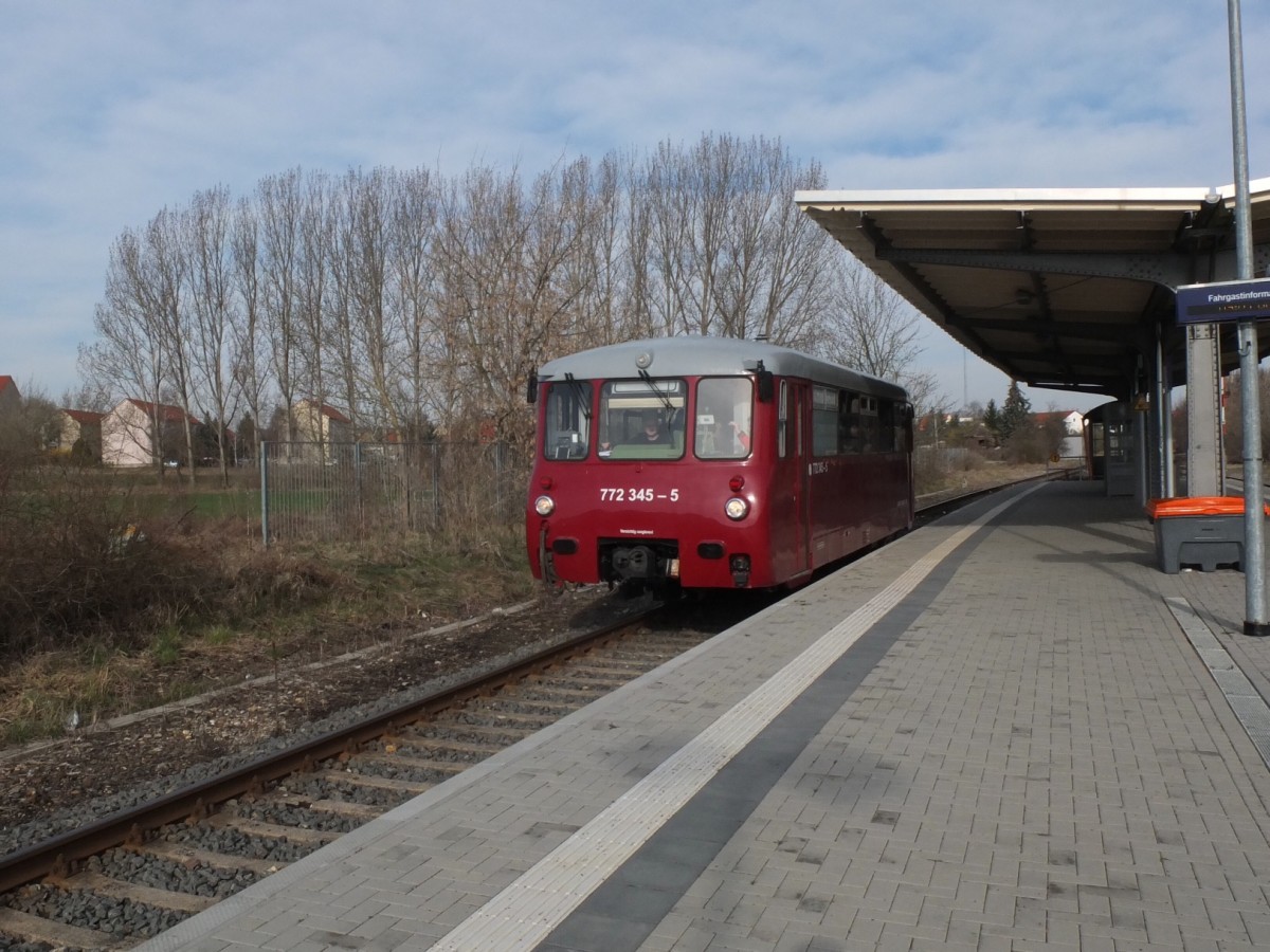 Nachdem EBS 772 345-5 am 07.04.2015 die Kindergartengruppe aus Karsdorf nach Laucha gebracht hat, fuhr es die Kindergartengruppe  Glöckchen  aus Laucha anschließend über Freyburg (Kreuzungshalt) zu einem Tagesausflug nach Kirchscheidungen. Hier steht der Triebwagen vor der Abfahrt am Bahnsteig in Laucha. (Foto: Heiko Kern)