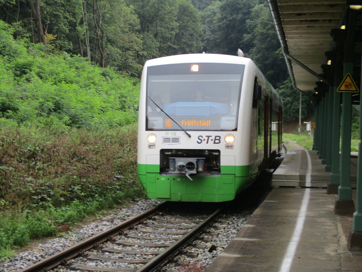 Nachdem Frühstück ging es wieder auf Fototour.So war,am 31.August 2021,mein erstes Ziel der Bahnhof Reinhardsbrunn.Nicht lange brauchte ich auf einen Zug warten,als der STB VT116,als RB Friedrichroda-Fröttstädt,hier eintraff.