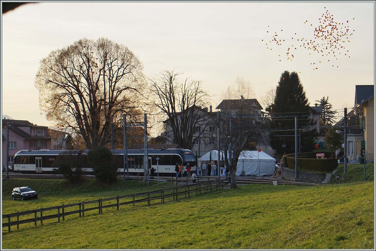 Nachdem geredet wurde und die Musik gespielt hatte, durften die Kinder Luftballone fliegen lassen und das Publikum anschliessend den neuen Zug begutachten.  

St-Légier Gare, den 11. Dez. 2015