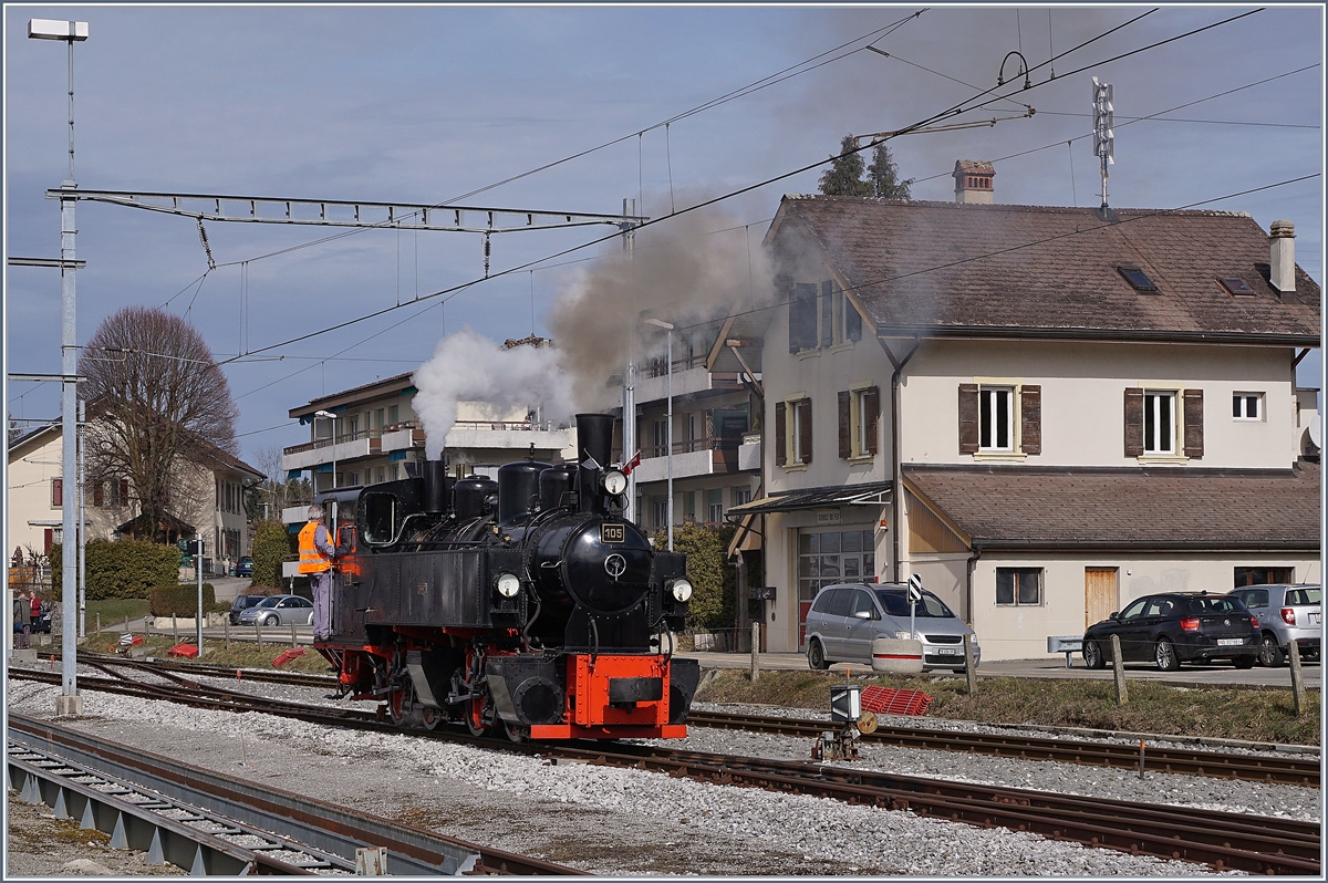 Nachdem die GMF Te 4/4 N° 14 den Wagenpark auf ein anders Gleis rangiert hat, kann die Blonay Chamby G 2x 2/2 105 sich wieder an die Spitze ihres Zuges rangieren.

Anlass der Nostalgiefahrt sind die umfangreichen Bauarbeiten für den neuen Durchgansbahnhof in Châtel St-Denis und die damit verbunden Streckensperrung Palézieux - Châtel ab dem 4. März 2019

Palézieux, den 3. März 2019