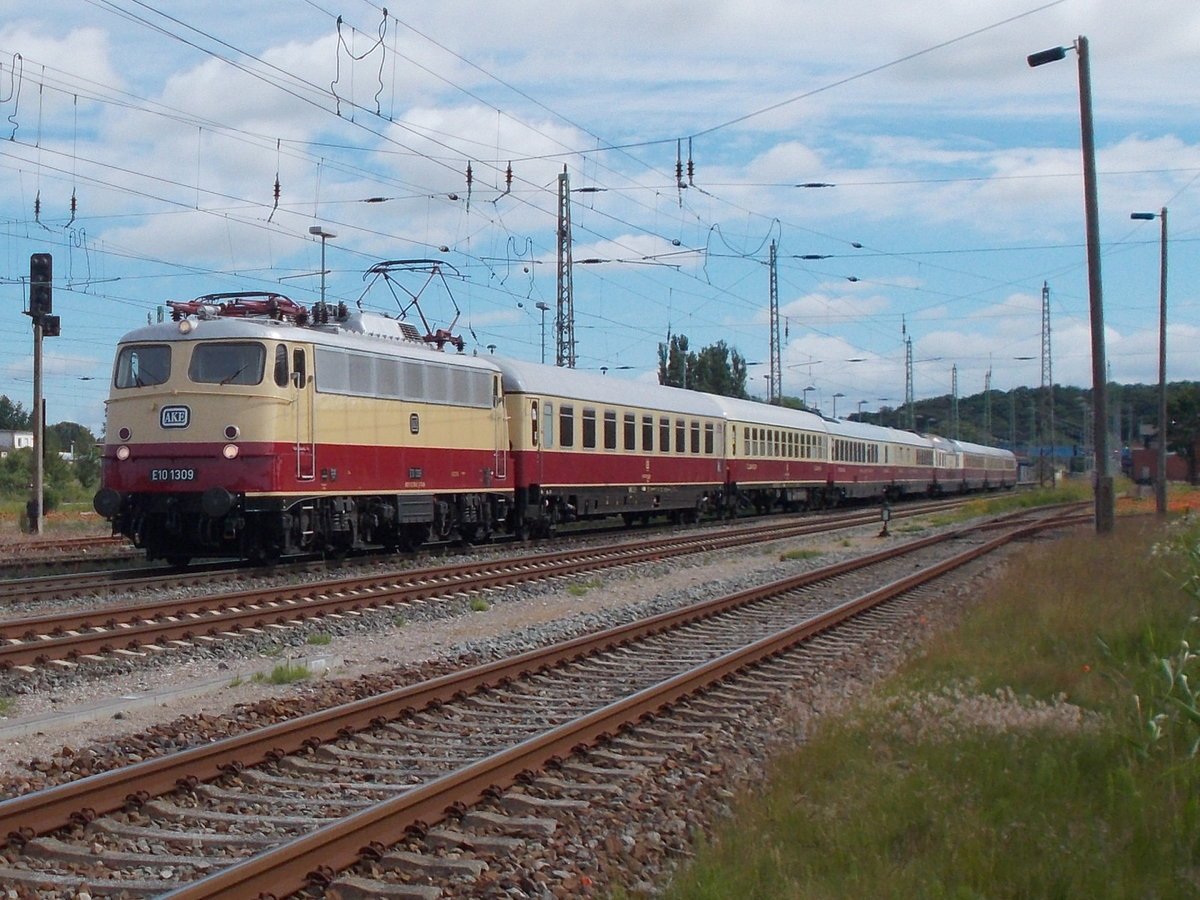 Nachdem Halt in Bergen/Rügen ging es für die 113 309 mit dem TEE Rheingold,am 12.Juni 2016,weiter.