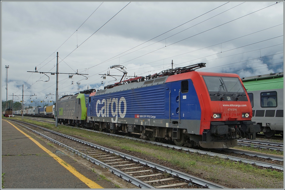 Nachdem ich kurz zum Kaffee trinken gegangen war, staunte ich, dass die SBB Re 474 erneut sich der BLS 482 zuwendet, die scheinbar zuwenig weit gerollt im stromlosen Teil zwischen Gleich- und Wechstrombereich zum stehen kam.
Domodossola, den 2. Juli 2014