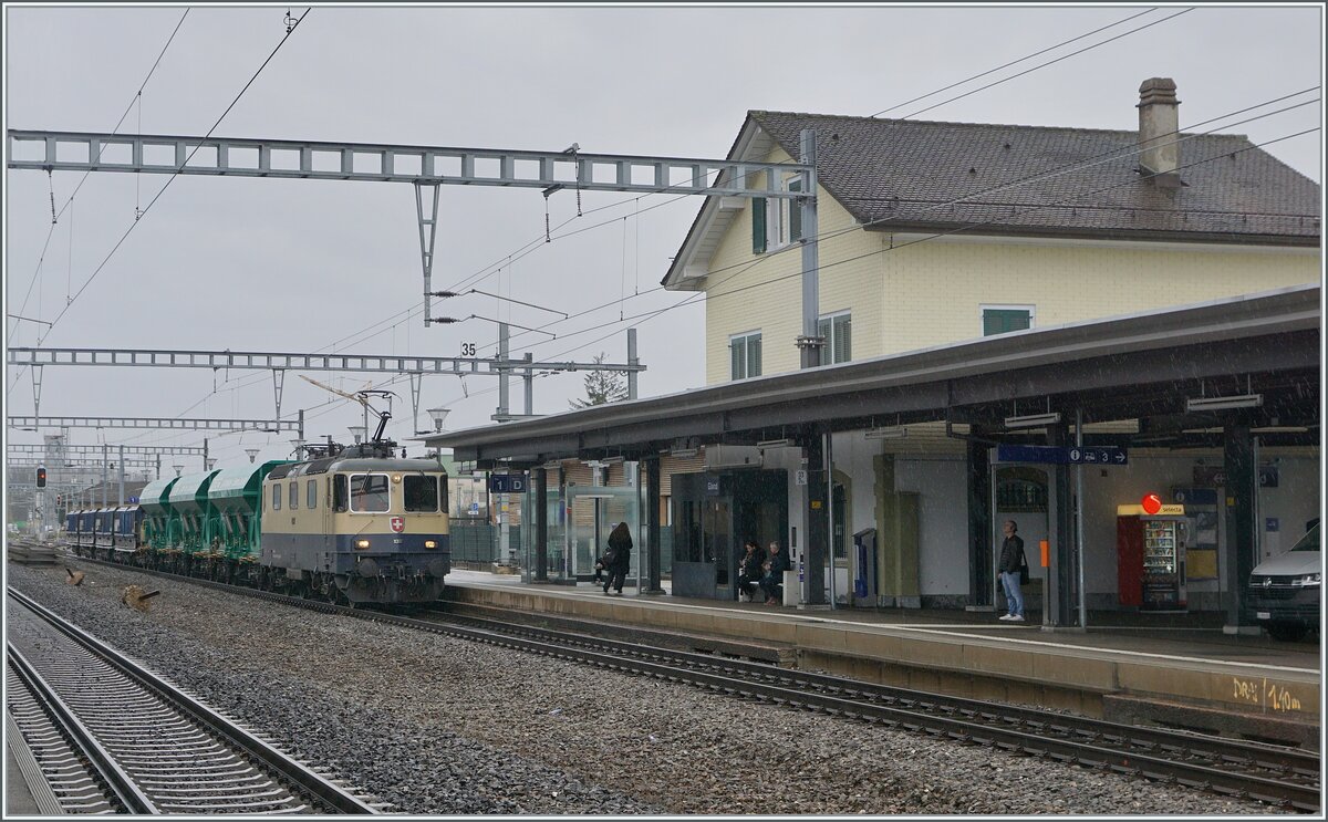 Nachdem die IRSI  Rheingold  Re 4/4 II 11387 (Re 421 387) mit ihrem Kieszug in das Kieswerk verlassen hatte und ein Weile auf einem Abstellgleis in Gland stand, zieht sie nun vor umd dann nach Morges abzufahren. 

22. Feb. 2024