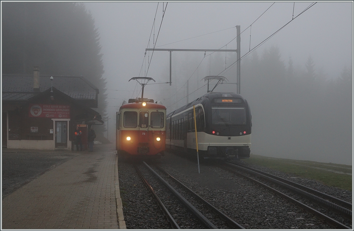 Nachdem der MVR SURF ABeh 2/6 7501 offiziell den Plandienst übernommen hatte, wurde er nachder den Fahrt von Vevey nach Les Pleiades und zurück nach Blonay aus dem Umlauf genommen umd für Instruktionsfahrten genutzt zu werden. Für den Verkehr nach Les Pleiades verkehrte der BDeh 2/4 73, links im Bild. 
13. April 2016 