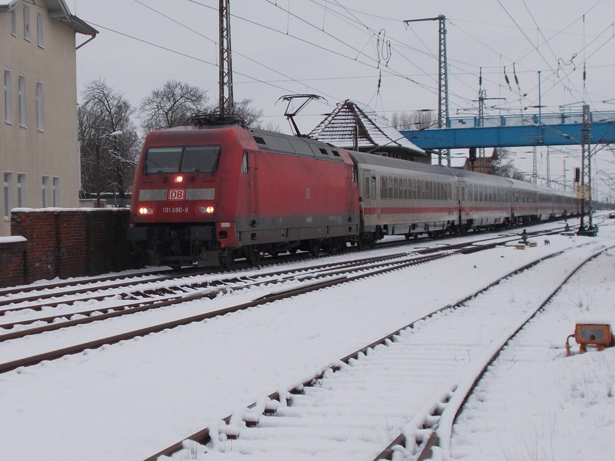 Nachdem Schneefall erwischte ich,am 31.Januar 2015,mal eine Zeit als es zum Glück mal nicht schneite und ich die Ausfahrt von 101 090-9 mit dem IC 2212 Koblenz-Binz aus Bergen/Rügen fotografieren konnte.