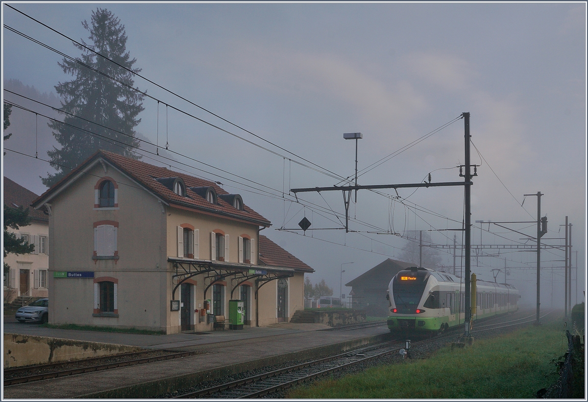 Nachdem der transN RABe 526 074 als Regionalzug 7028 von Neuchâtel kommend in Buttes eingetroffen ist, fährt er als Regionalzug 7033 nach Fleurier zurück.

5. Nov. 2019