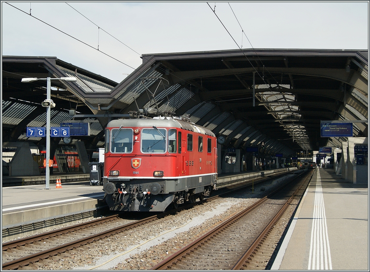 Nachdem der Zug ausgefahren ist, taucht die Zuglok der Hinfahrt auf: die Re 4/4 II 11144. 
Zürch, den 6. Juni 2015