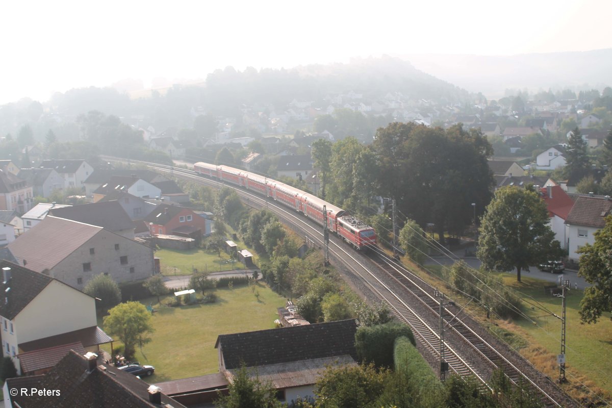 Nachschuss auf 111 056 mit einem RE nach München in Dollnstein. 24.09.16