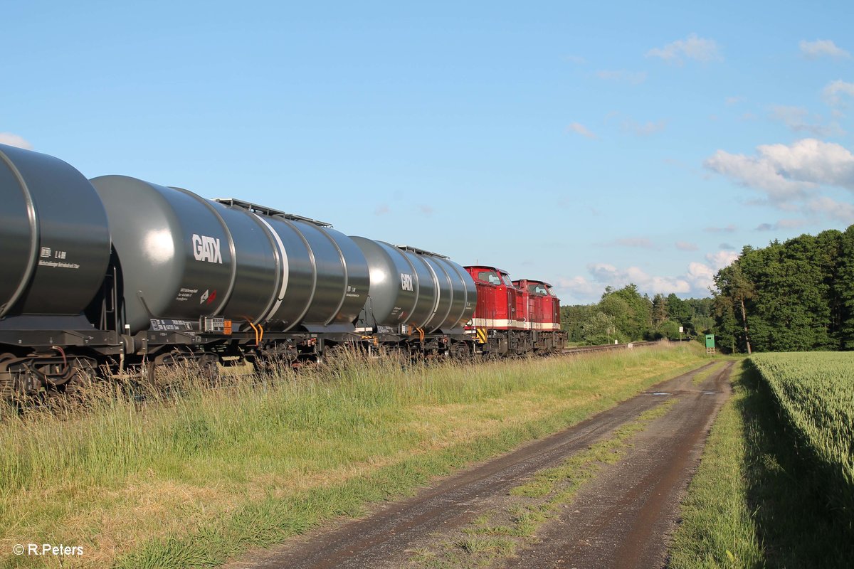 Nachschuss auf 204 425-3 und 204 271-1 mit einem Kesselzug bei Oberteich. 15.06.16