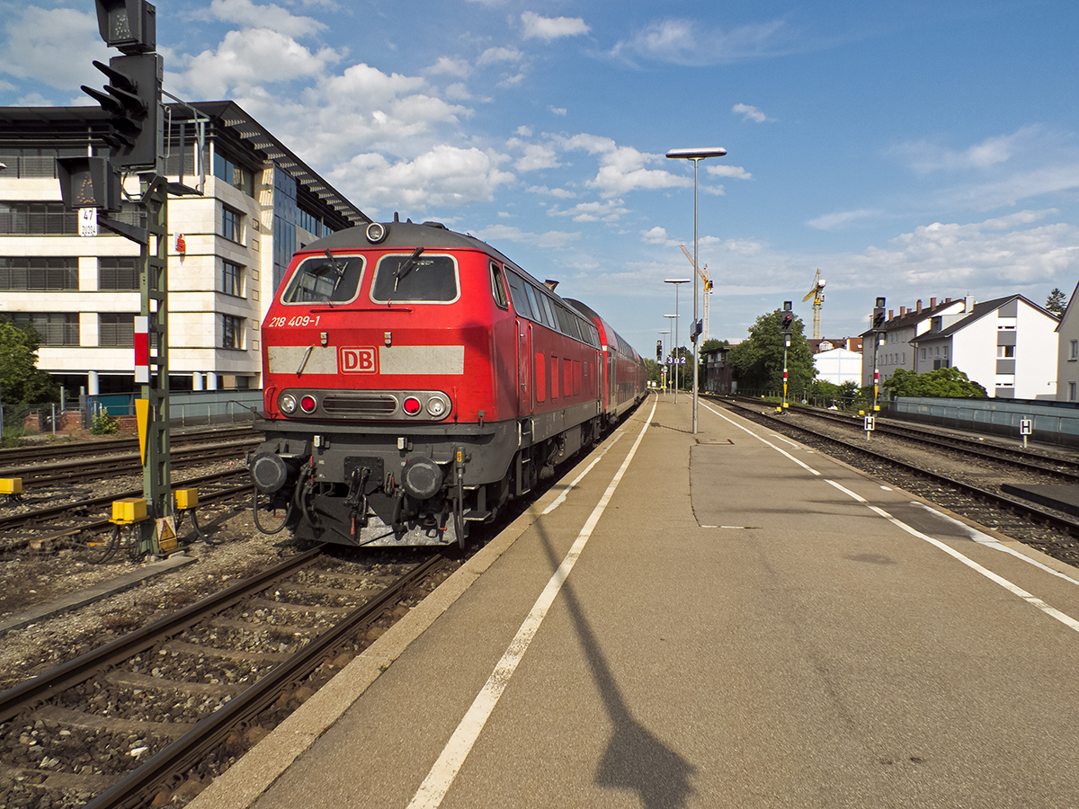 Nachschuss auf 218 409 bei der Ausfahrt aus Friedrichshafen. Sie wird ihren IRE bis Ulm befördern.