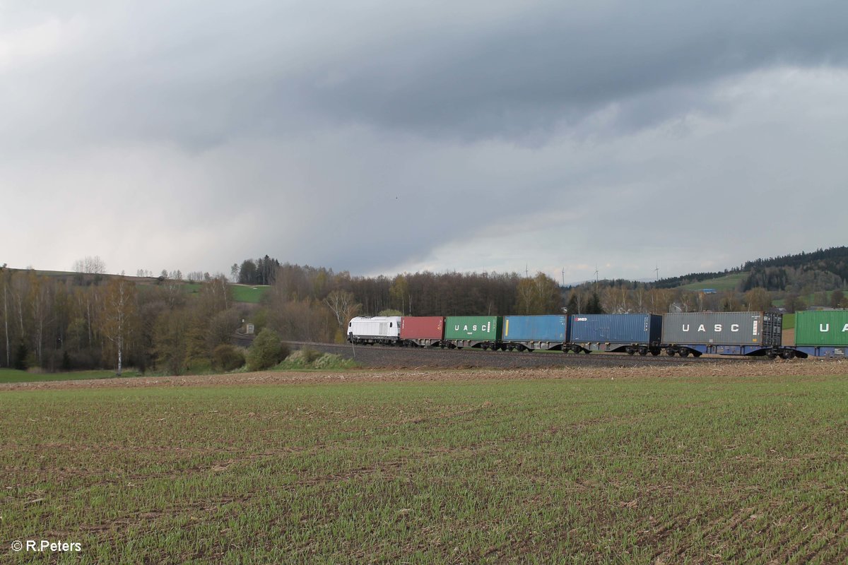 Nachschuss auf 223 143 zieht bei Lengenfeld den Wiesau Containerzug nach Hamburg durch die Kurve. 25.04.16