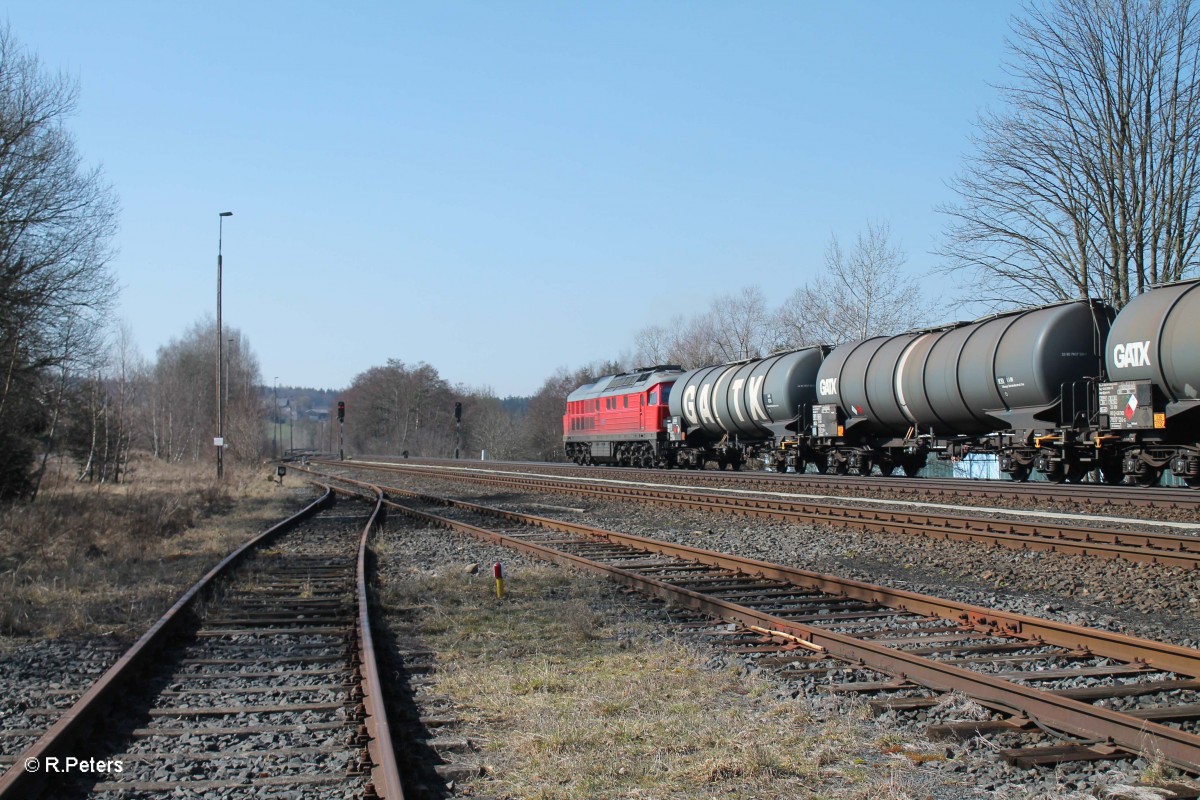 Nachschuss auf 233 357-2 mit dem Kesselzug bei der Ausfahrt in Pechbrunn. 17.03.16