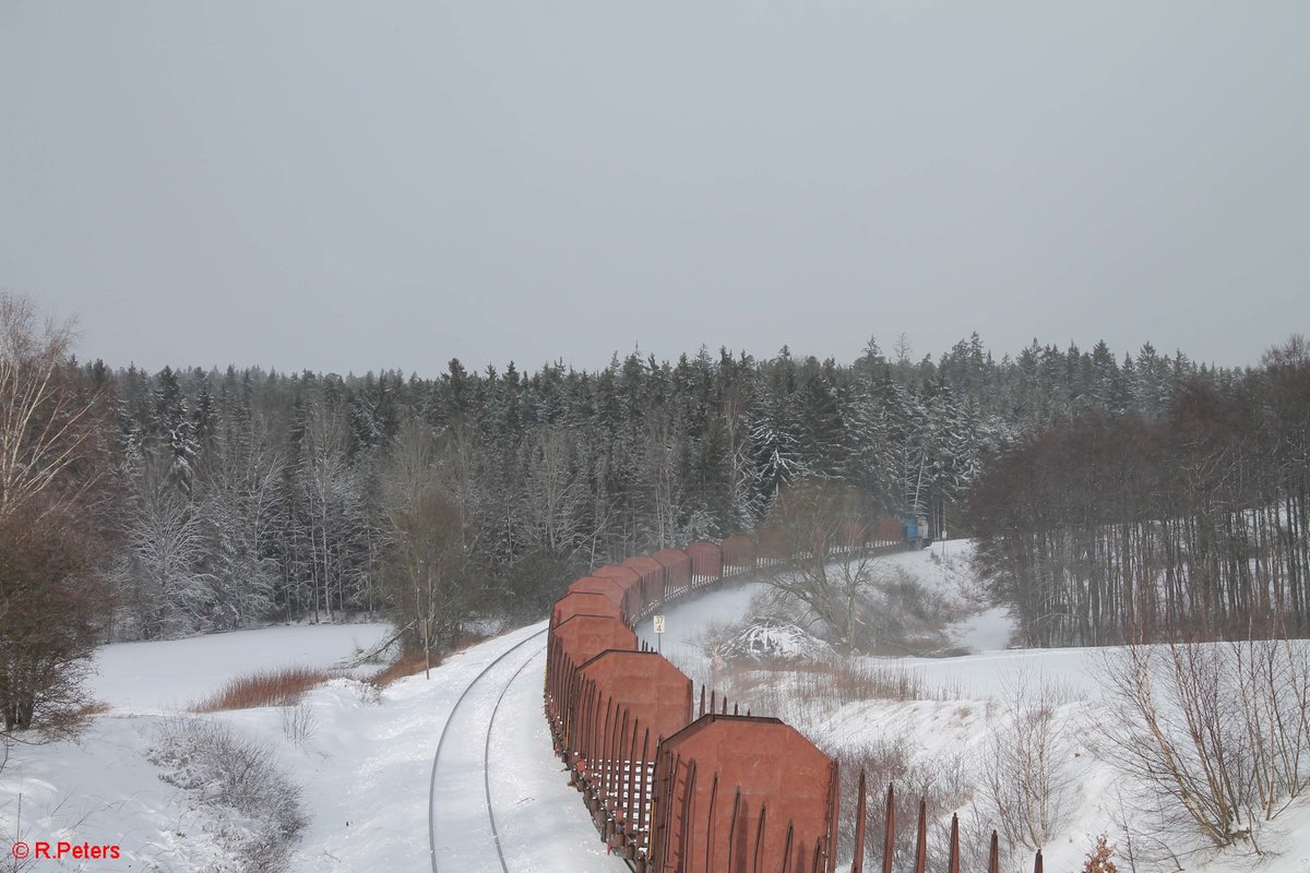 Nachschuss auf 277 005 zieht bei Oberteich einen leer Holzzug nach Cheb . 14.01.17