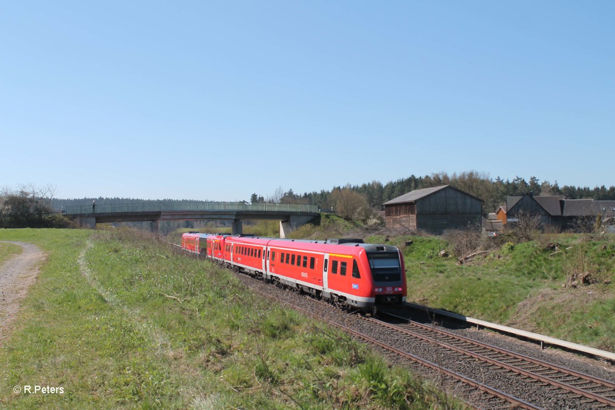 Nachschuss auf 612 463-0 und 612 557-9 als RE 3428 Hof - Nürnberg bei Neudes. 21.04.16